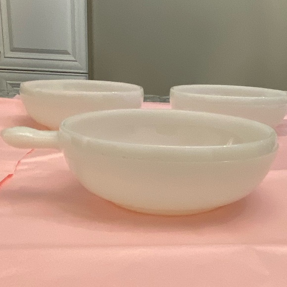 VINTAGE SET OF 3 GLASBAKE MILK GLASS 11 ounce or 330ml DISHES WITH HANDLES - Picture 3 of 9